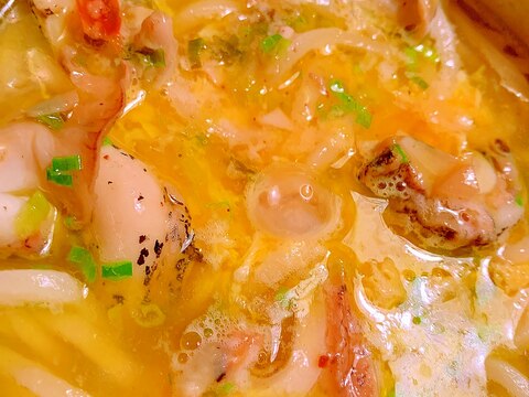 つぶ貝のコンフィで洋風卵とじうどん